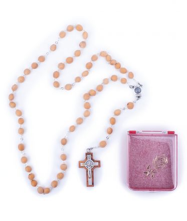 image:Image Růženec v krabičce, pecka višeň, voda Fatima, kříž sv. Benedikta