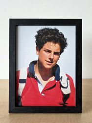 image:Image Svatý Carlo Acutis - portrét v rámečku na postavení, černý