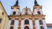 image:Image Dialog obrazu a verše. Farnost Sněženka vystaví postní intervenci Anny Beaty a Patrika Háblových